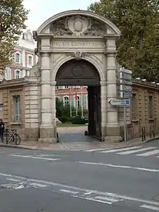 The building at the corner of rue d'Alsace-Lorraine and rue Croix-Baragnon [fr] (end of the 19th century).