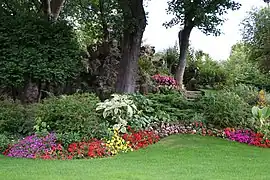 Flowerbeds in Parc Monceau, (1860-1861)