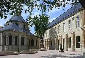 Parvis of the Museum of Arts and Crafts and Industrial Design, on the Parisian Campus of CNAM.