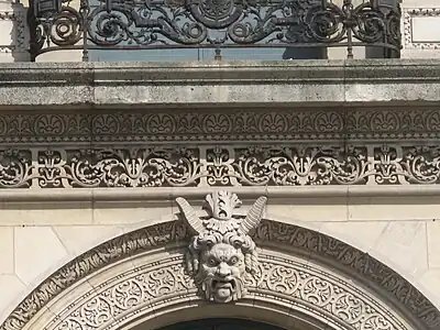 Frieze with letters "R" (for République) and window arch at the first floor