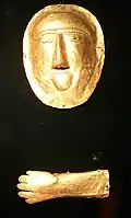 Pergamon Museum (Berlin). Exhibition "Roads of Arabia": Funeral mask and glove (1st century AD), gold, from Thaj, Tell Al-Zayer (National Museum, Riyadh)