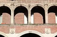 Hôtel de Pins: arcades, medallions and capitals.