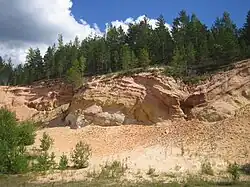 Wall of previous sand quarry in Piusa.