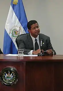 Flag of El Salvador displayed alongside former Salvadoran president Francisco Flores Pérez, 2001