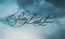 Series intertitle. In the background, clouds in blue, white and black tones. In the center, the name "Pretty Little Liars" in cursive and detailed font, in black.