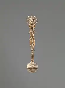 A so-called "Boule de Genève" with a matching chatelaine covered in white pearls. Amsterdam Museum