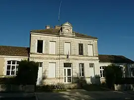 The town hall in Rioux-Martin