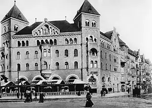 The Romanisches Café on Auguste-Viktoria-Platz (present-day Breitscheidplatz) circa 1901–1910, a prominent historical example of an "artists'" café in Berlin's "Neuer Westen"