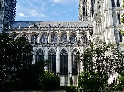 Flying buttresses on the north side reach over the roof of the collateral aisle to support the upper walls of the nave