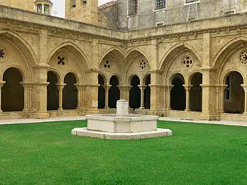 The cloisters were already built in a transition between Romanesque and Gothic, as noticeable in the pointed arches.