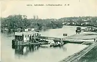 Banks of the Seine in the early 20th century. At that time, the river was an important transportation axis; river shuttles can be seen here as piers ensured the transportation of passengers to Paris.