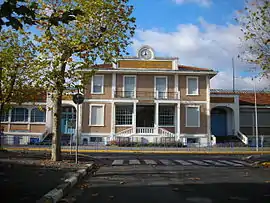 The school in Saint-Benoît-de-Carmaux