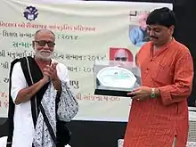 Sanju Vala accepting darshak sahitya sanman by Vidhyaguru ratilal borisagar sanskrutik pratishthan