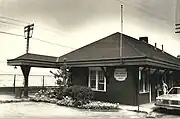 A one-story post office building