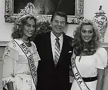 Shawn Weatherly, Miss Universe 1980 and Kim Seelbrede, Miss USA 1981 together with then-US President Ronald Reagan.