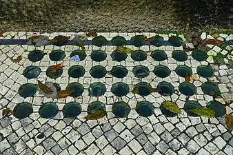 Portuguese pavement incorporating pavement lights