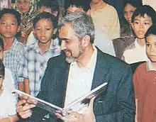 Saniyasnain Khan in 2003 at the Islamic Arts Museum, Kuala Lumpur.