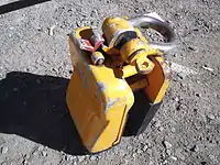 External lewis: gravity-clamp slab lifter