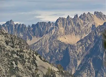 Snagtooth Ridge from Maple Pass trail