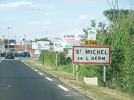 The road into Saint-Michel en l'Herm