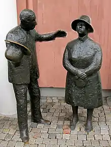 Kal & Ada symbolize Gothenburg's population and dialect. This sculpture is made in bronze by Svenrobert Lundquist and was unveiled in 1995 at Liseberg.