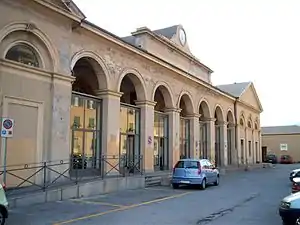 The station entrance facing Piazza Montano.