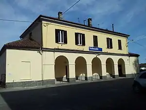 The passenger building.