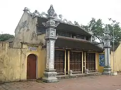 Bến village communal house, place to worship warlord Lã Đường