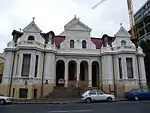 This late Victorian church complex which dates from 1892 was given in trust to the Nieuwe Kerk by Susanna Maria Johanna Hertzog with the stipulation that when a self supporting congregation came into being in the area, it be transferred to them. The Church complex divides into three sections: the symmetrical fronted Church itself, the Cornelia Home on Cornelia Avenue, and the William Frederick School Building on Commercial Street.
The Church building has a finely carved corner foundation stone.
Type of site: Church. Current use: Church : Dutch Reformed.