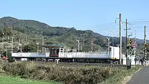 Station building and platform in 2006