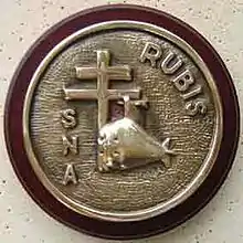 The tampion of the Rubis features the Cross of Lorraine in honour of the Free French submarine Rubis.