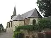 Kerk Saint Martin en de pastorie en het ensemble van de kerk, de oude begraafplaats die het omringt, de pastorie met de bijgebouwen en de tuin