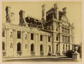 The Tuileries (left) and Pavillon de Flore (right) damaged after the 1871 fire, showing the greater damage to the former than to the latter