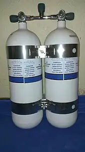 Twin scuba cylinders with isolation manifold