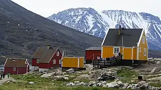 Houses and laundry in mid-summer