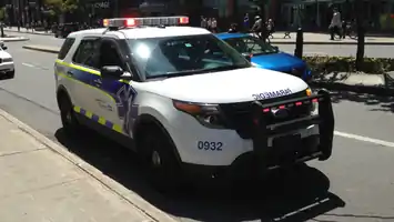 A Ford Explorer EMS supervisor cruiser in Montreal with half-Battenburg markings.