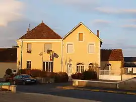 The town hall in Velles