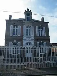 The town hall in Vergies