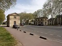 The octroi pavilions at the crossroads with Avenue de Porchefontaine form a symbolic entrance to the royal city.