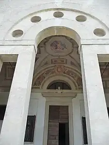 A variation of the Palladian or Venetian window, with round oculi, at Villa Pojana (1548–1549)