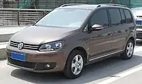  Front-three-quarter view of a facelifted Chinese Touran; this model has some chrome trim fitted at the bottom of the doors