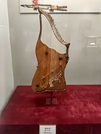 Another instrument using saung in its name, a museum display of the byat saung or byauth caungg (ဗျပ်စောင်း), the Burmese lyre