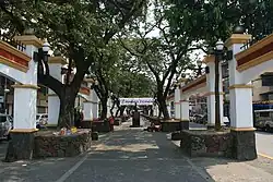 For much of its length, Plaza Moriones is lined by several trees, bounded on both sides by Moriones Street.