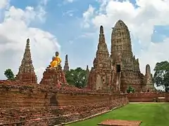 Statues at Wat Chaiwatthanaram