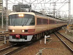 A 485 series train with panoramic cab car (KuRo 481-2000) on a Raichō service in December 2006