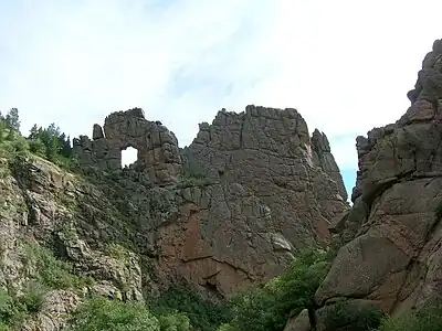 Window Rock along the Shelf Road