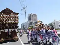 Odawara Matsubara Shrine's yellowtail portable shrine rush past the floats to the Otabisho