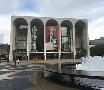 A Metropolitan Opera House no Lincoln Center na cidade de Nova York por Wallace Harrison (1966)