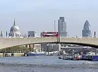 The centre span of the bridge, showing how it is carried on the cantilevered ends of the main beams