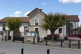 The town hall in D'Huison-Longueville